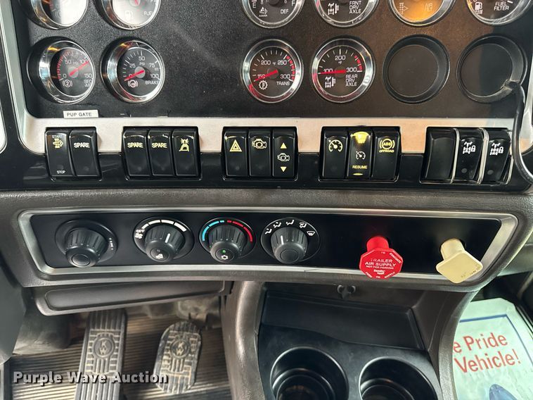 image for item DV2576 2013 Kenworth T800 dump truck