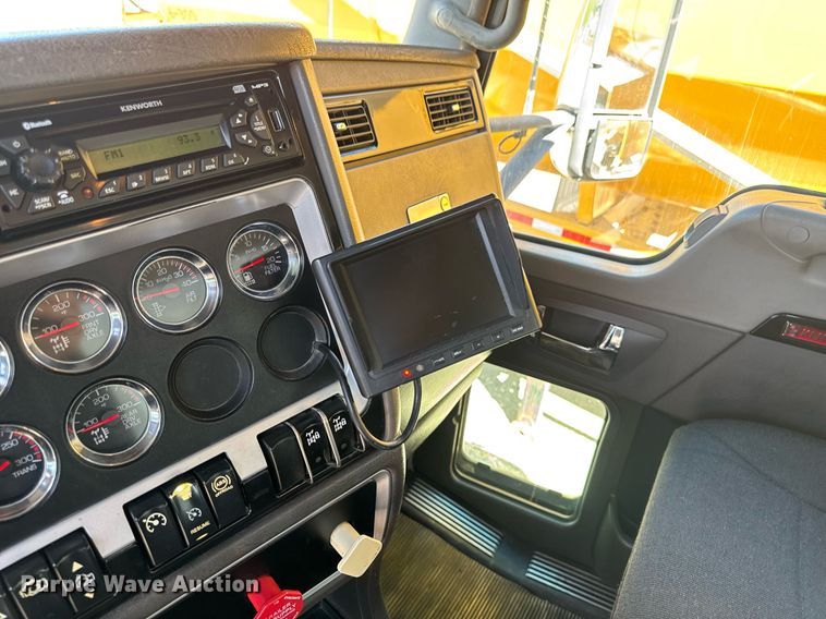 image for item DV2576 2013 Kenworth T800 dump truck