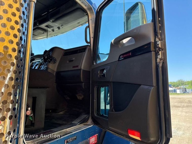 image for item DV2576 2013 Kenworth T800 dump truck