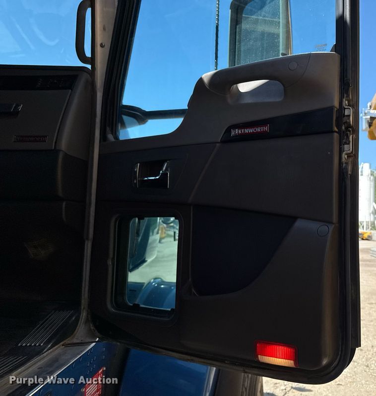 image for item DV2576 2013 Kenworth T800 dump truck