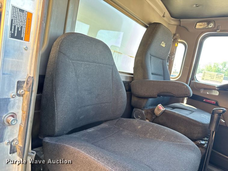 image for item DV2576 2013 Kenworth T800 dump truck