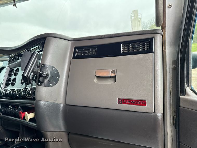 image for item DV2576 2013 Kenworth T800 dump truck