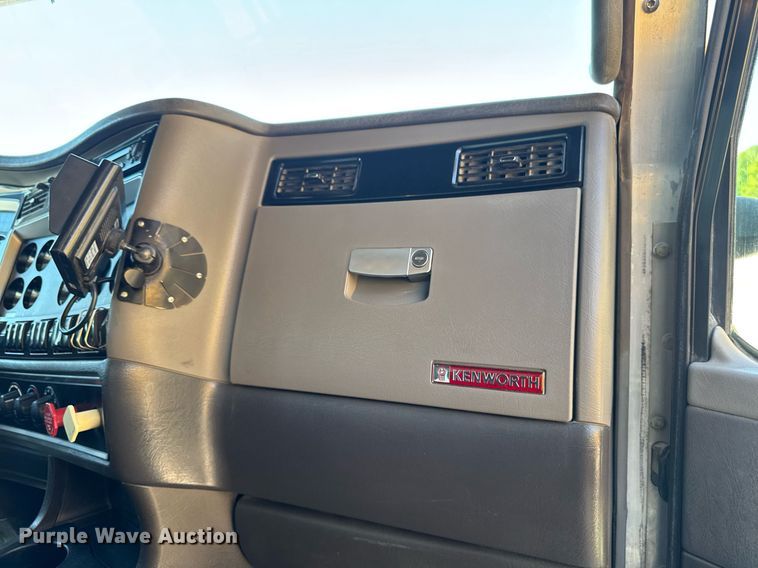 image for item DV2576 2013 Kenworth T800 dump truck