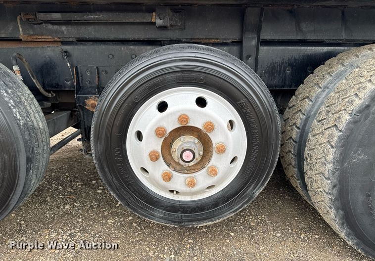 image for item DV2576 2013 Kenworth T800 dump truck