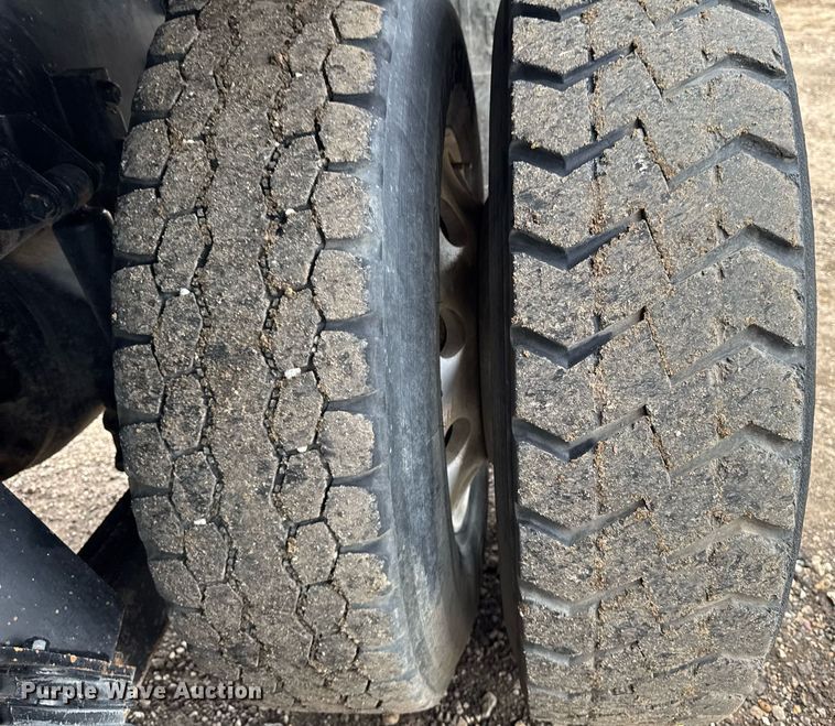 image for item DV2576 2013 Kenworth T800 dump truck