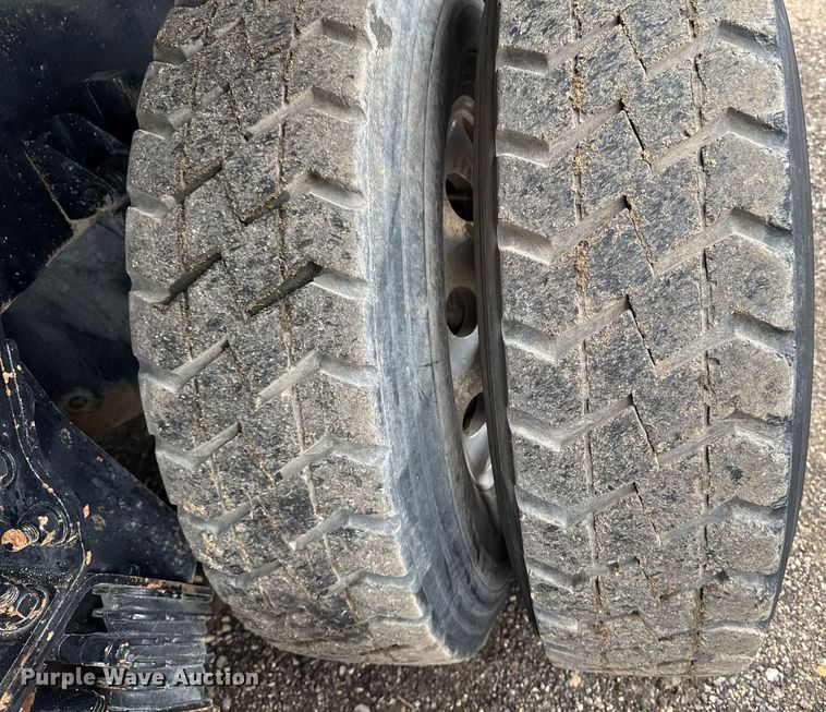 image for item DV2576 2013 Kenworth T800 dump truck