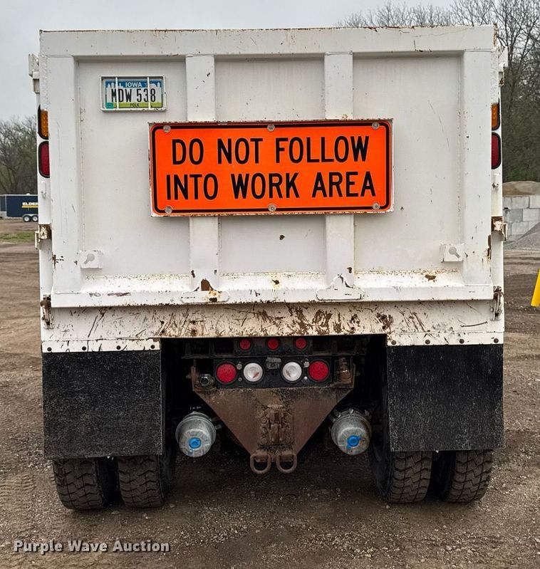 image for item DV2577 2013 Kenworth T800 dump truck