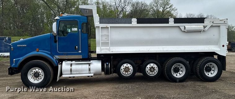 image for item DV2577 2013 Kenworth T800 dump truck