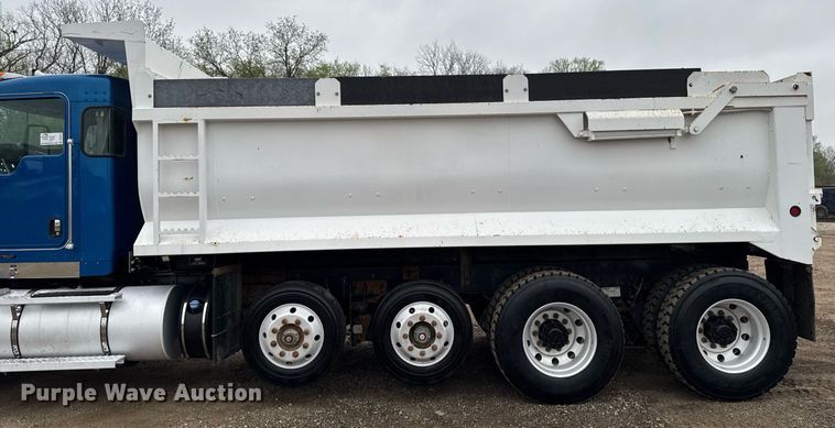 image for item DV2577 2013 Kenworth T800 dump truck