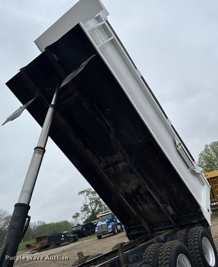 image for item DV2577 2013 Kenworth T800 dump truck