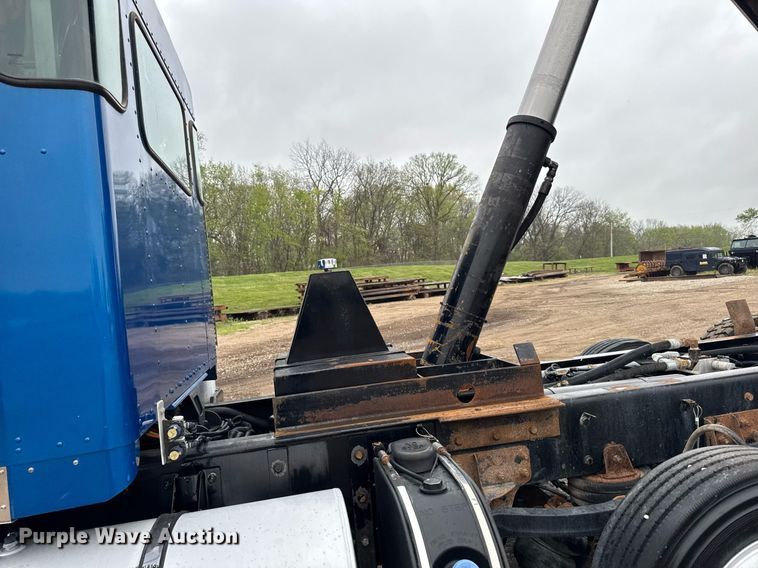 image for item DV2577 2013 Kenworth T800 dump truck