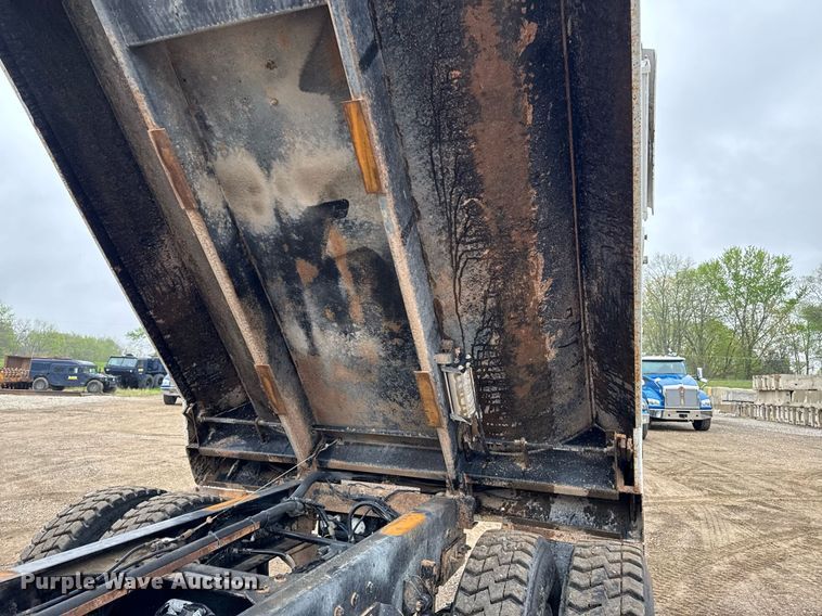 image for item DV2577 2013 Kenworth T800 dump truck