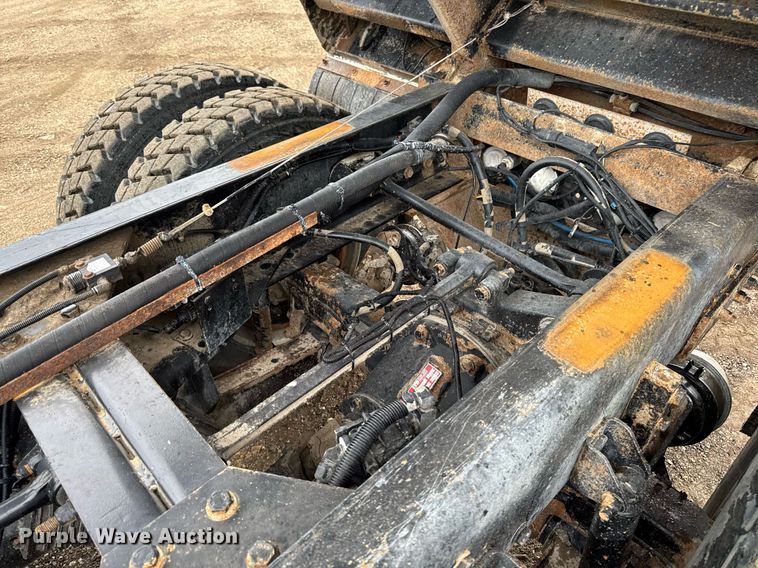 image for item DV2577 2013 Kenworth T800 dump truck