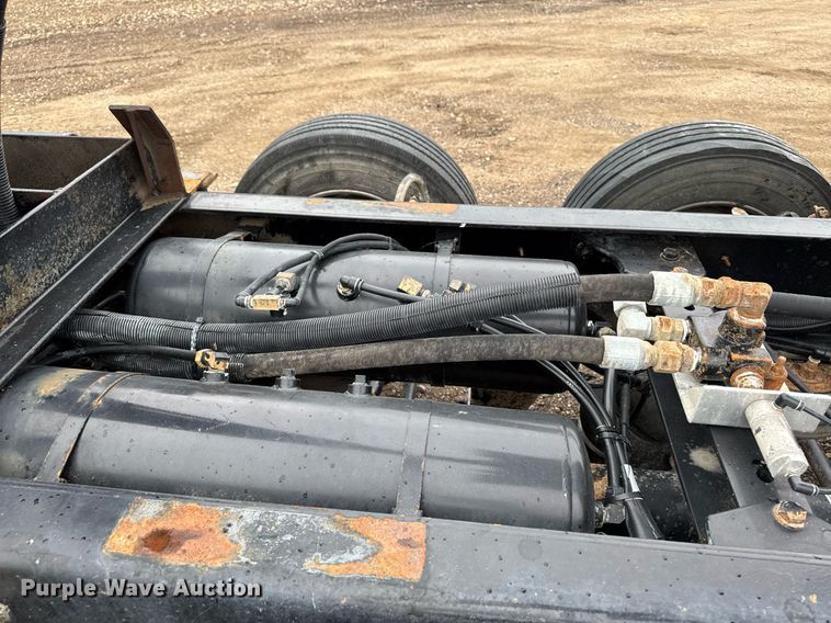 image for item DV2577 2013 Kenworth T800 dump truck