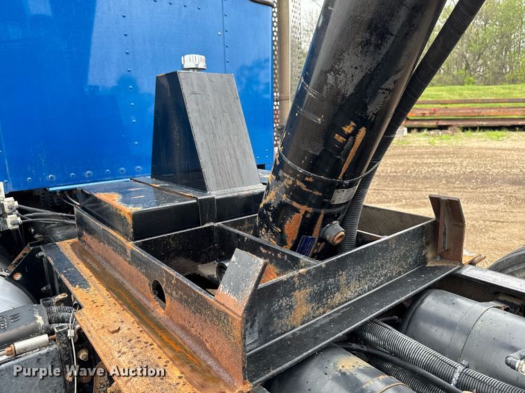 image for item DV2577 2013 Kenworth T800 dump truck