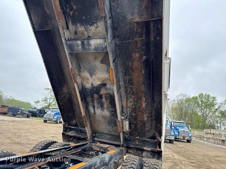 image for item DV2577 2013 Kenworth T800 dump truck