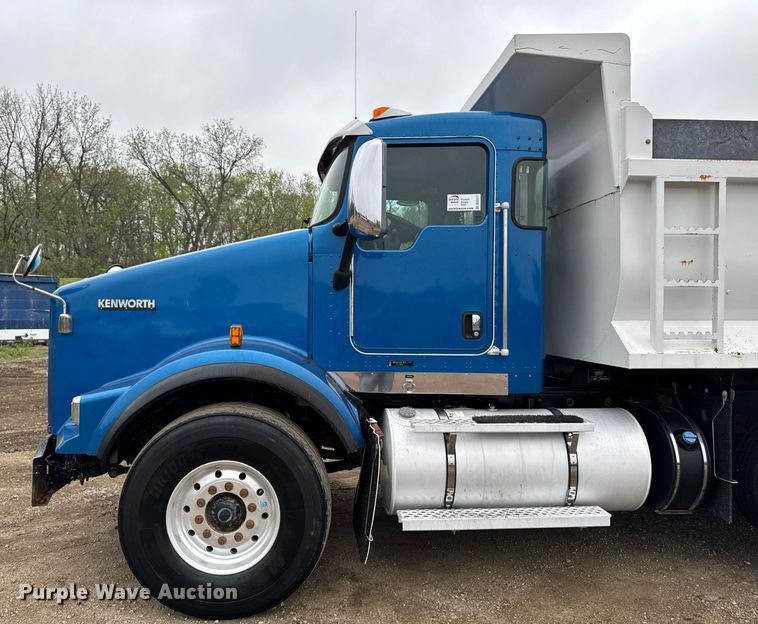 image for item DV2577 2013 Kenworth T800 dump truck