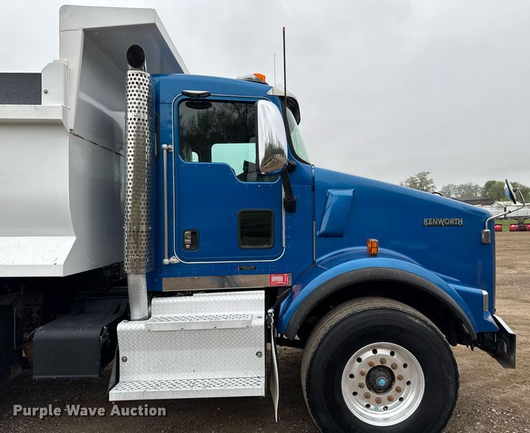 image for item DV2577 2013 Kenworth T800 dump truck