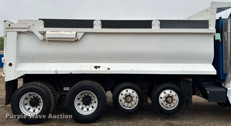 image for item DV2577 2013 Kenworth T800 dump truck