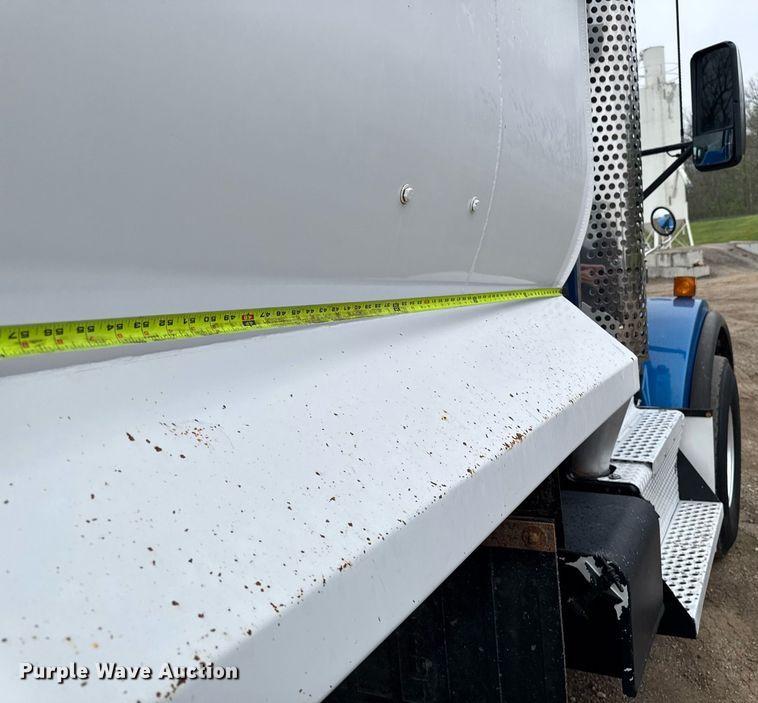 image for item DV2577 2013 Kenworth T800 dump truck