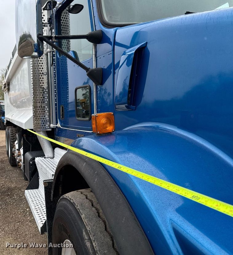 image for item DV2577 2013 Kenworth T800 dump truck