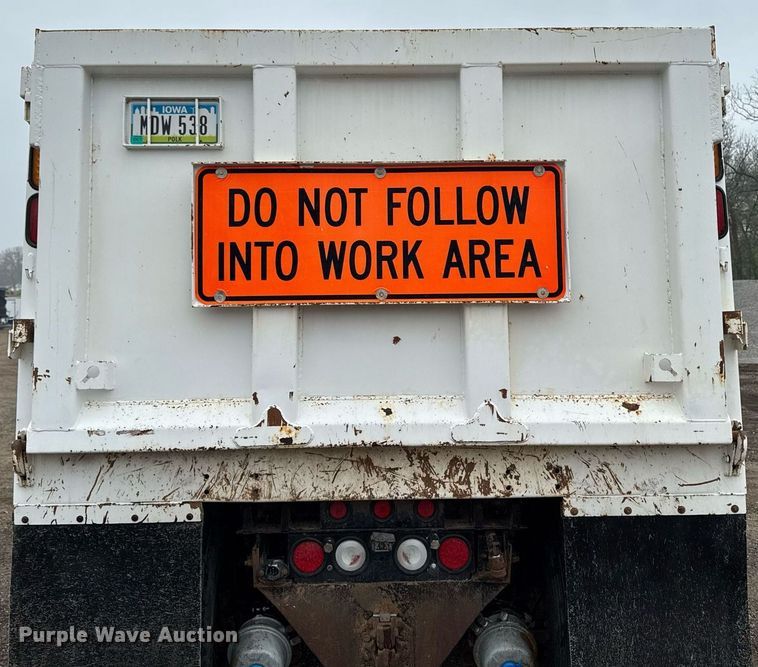 image for item DV2577 2013 Kenworth T800 dump truck