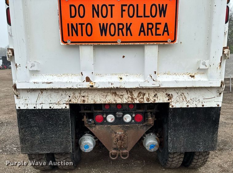 image for item DV2577 2013 Kenworth T800 dump truck