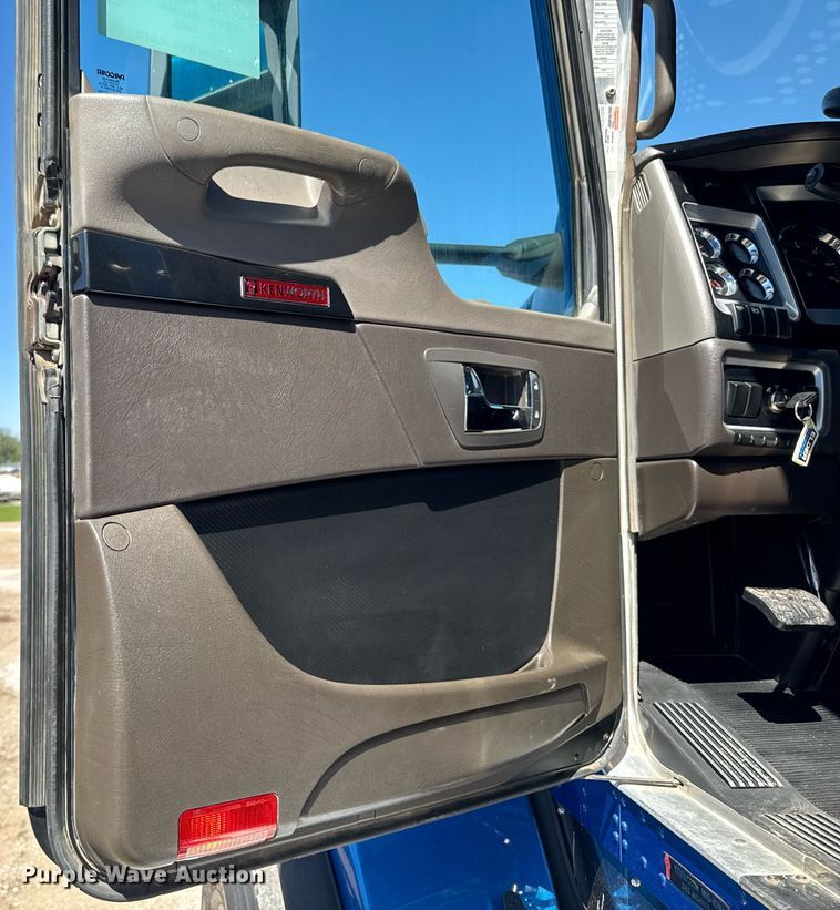 image for item DV2577 2013 Kenworth T800 dump truck