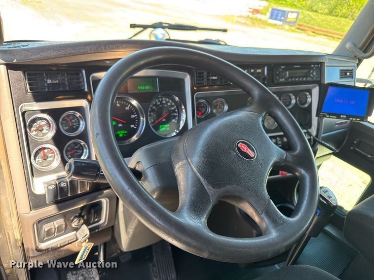 image for item DV2577 2013 Kenworth T800 dump truck