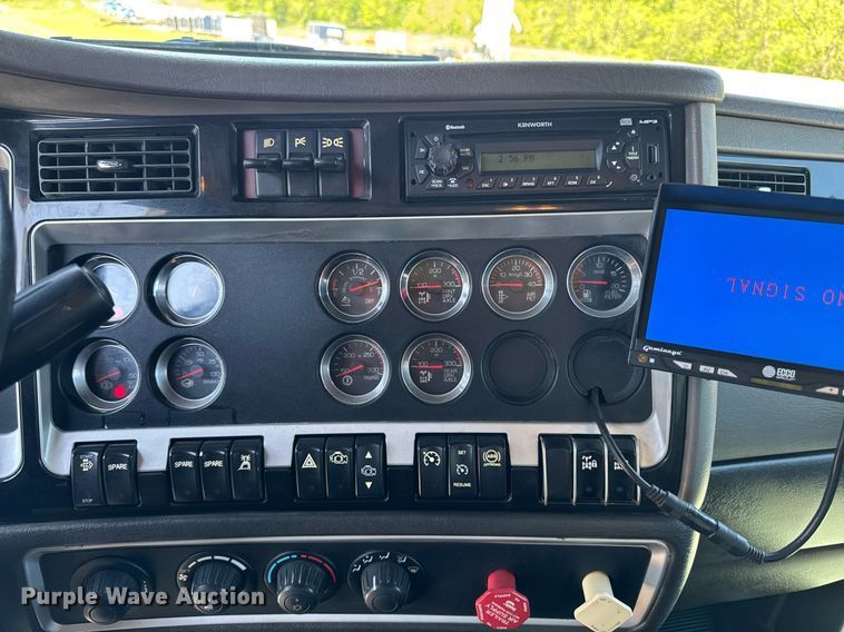 image for item DV2577 2013 Kenworth T800 dump truck