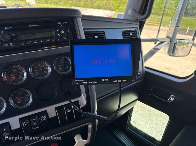 image for item DV2577 2013 Kenworth T800 dump truck