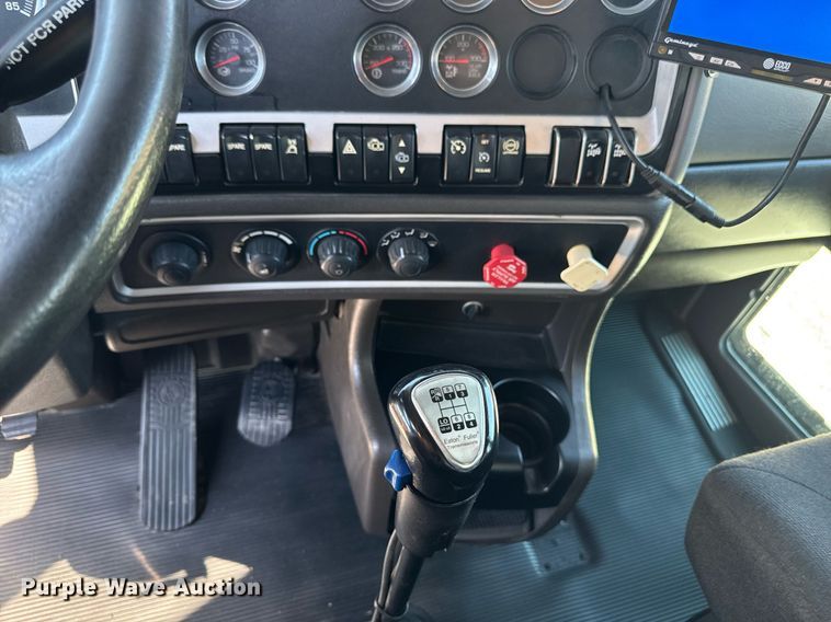 image for item DV2577 2013 Kenworth T800 dump truck