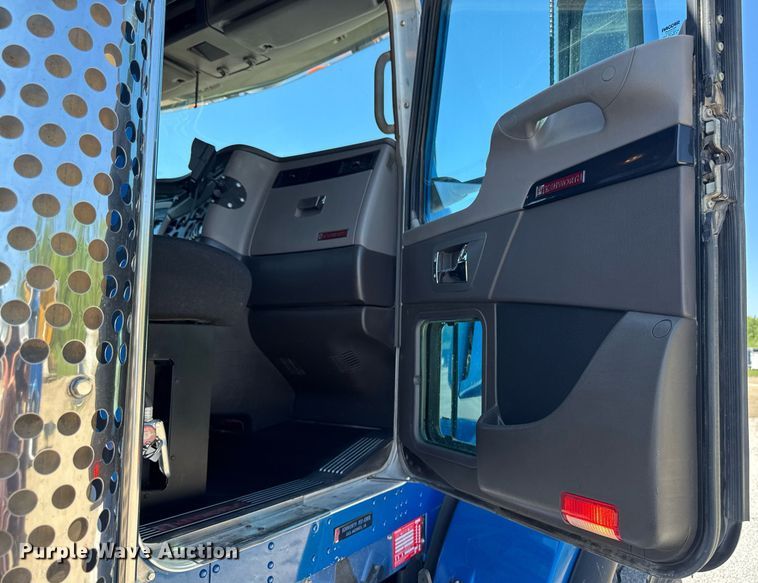 image for item DV2577 2013 Kenworth T800 dump truck