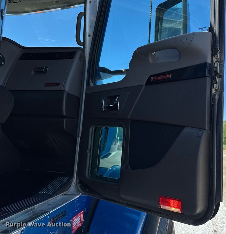 image for item DV2577 2013 Kenworth T800 dump truck