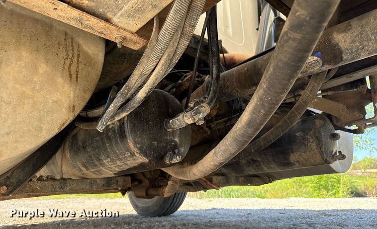 image for item DV2592 2000 International 8100 dump truck