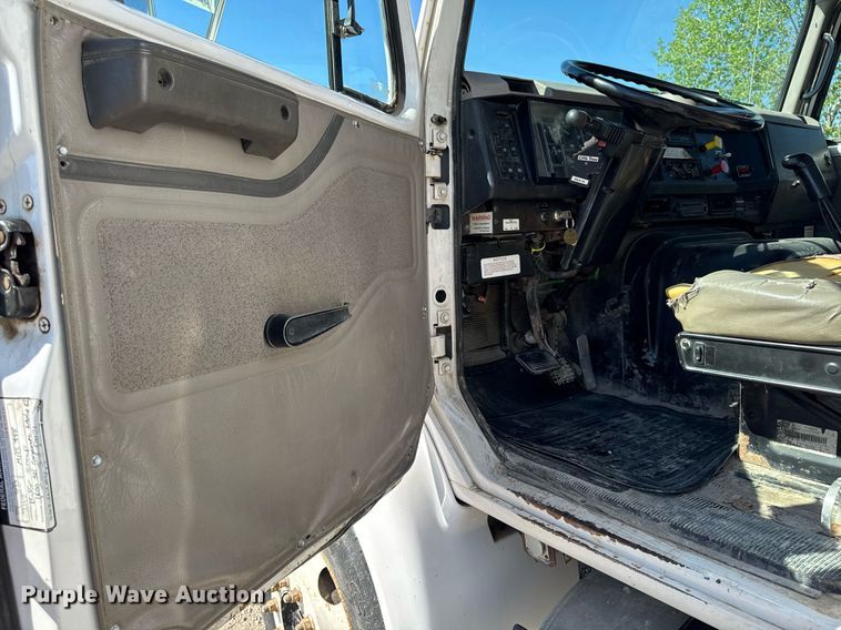 image for item DV2592 2000 International 8100 dump truck