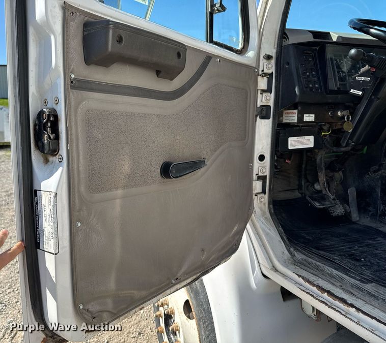 image for item DV2592 2000 International 8100 dump truck