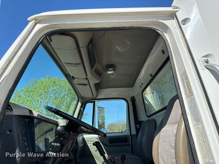 image for item DV2592 2000 International 8100 dump truck