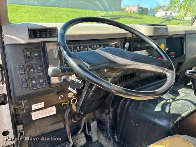 image for item DV2592 2000 International 8100 dump truck