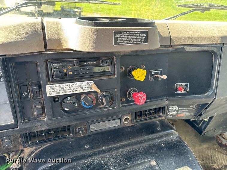 image for item DV2592 2000 International 8100 dump truck