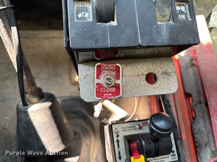 image for item DV2592 2000 International 8100 dump truck