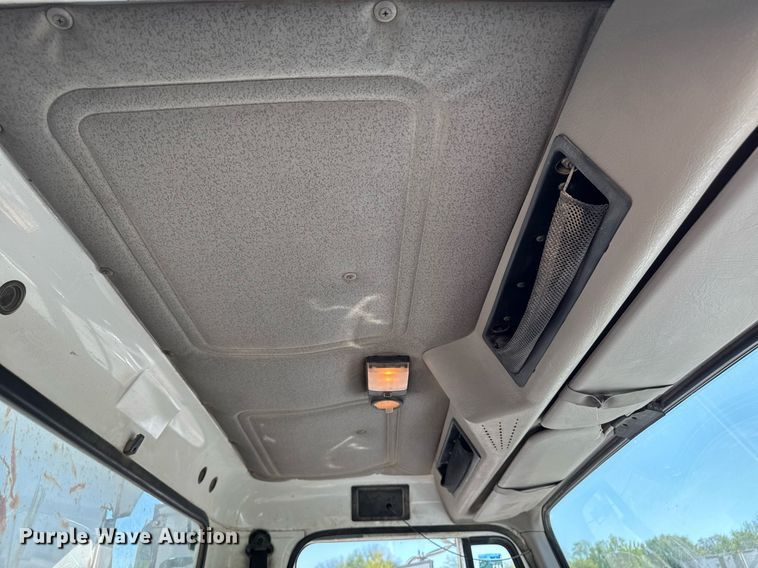 image for item DV2592 2000 International 8100 dump truck