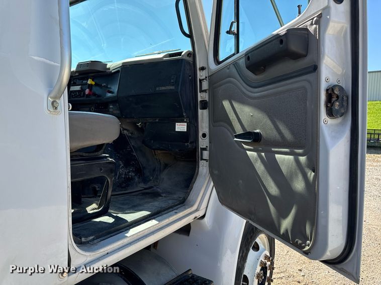 image for item DV2592 2000 International 8100 dump truck