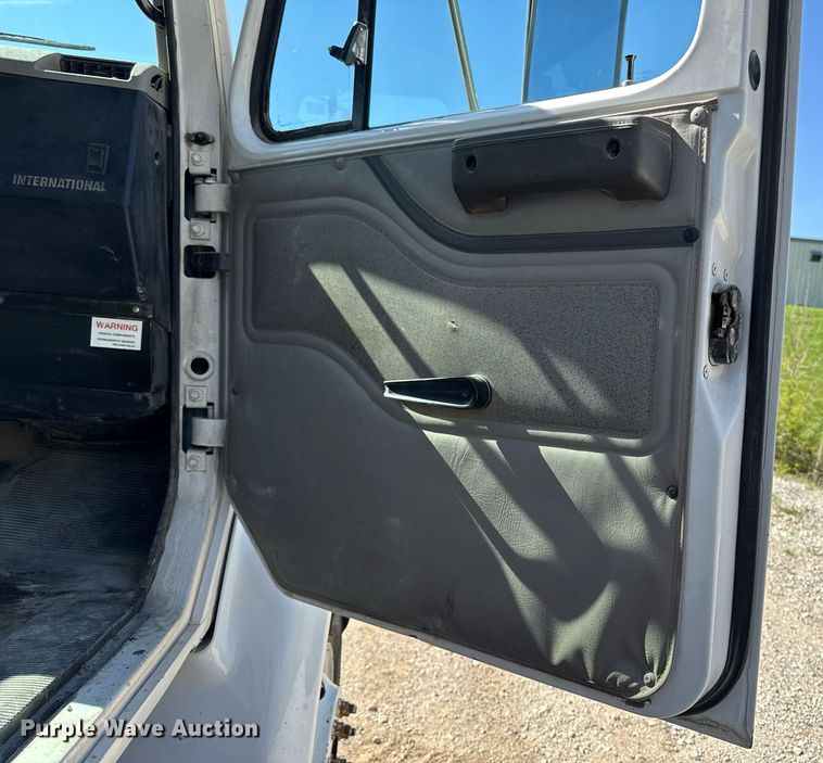 image for item DV2592 2000 International 8100 dump truck