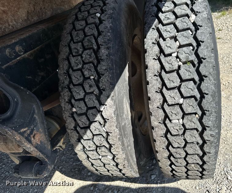 image for item DV2592 2000 International 8100 dump truck