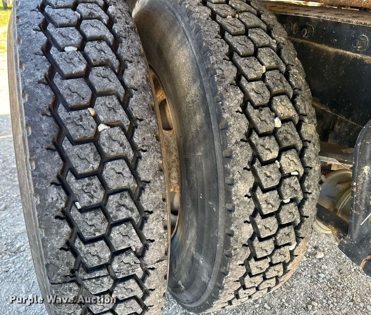 image for item DV2592 2000 International 8100 dump truck