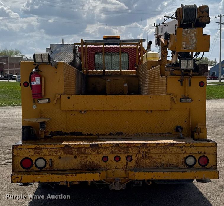 image for item DV2612 2004 Peterbilt 330 utility / service truck