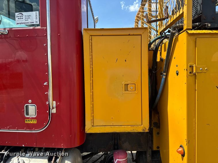 image for item DV2612 2004 Peterbilt 330 utility / service truck