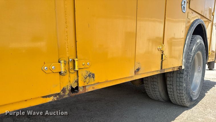 image for item DV2612 2004 Peterbilt 330 utility / service truck