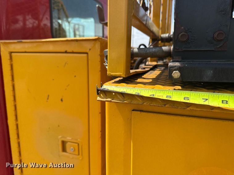 image for item DV2612 2004 Peterbilt 330 utility / service truck